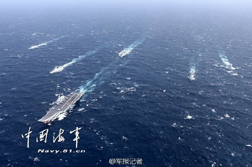 殲-15艦載機首次在南海起降航母