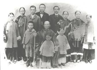 1901年孫中山與家人在檀香山合影，中坐者為母親楊氏。