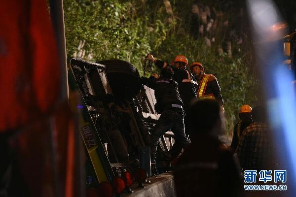 台灣遊覽車翻車事故已致32死 車上無大陸游客