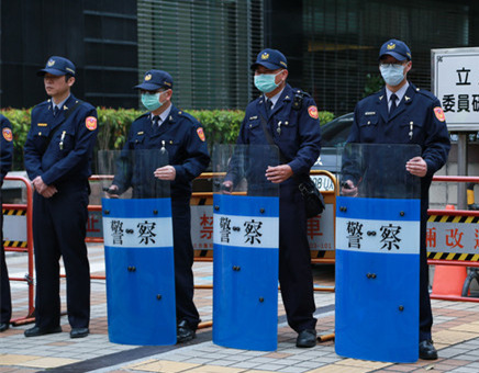 台灣“八百壯士”繞行“立法院” 高喊蔡英文下臺