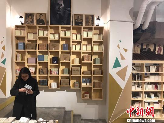 “90後書癡”開不打烊書店找尋被遺忘的“慢文化”