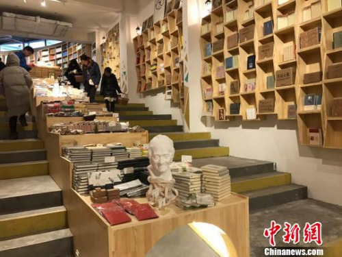 “90後書癡”開不打烊書店找尋被遺忘的“慢文化”