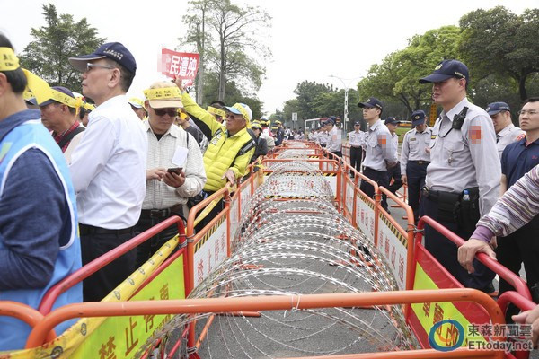 台灣軍公教等團體下跪抗議年改 高喊“蔡英文下臺”