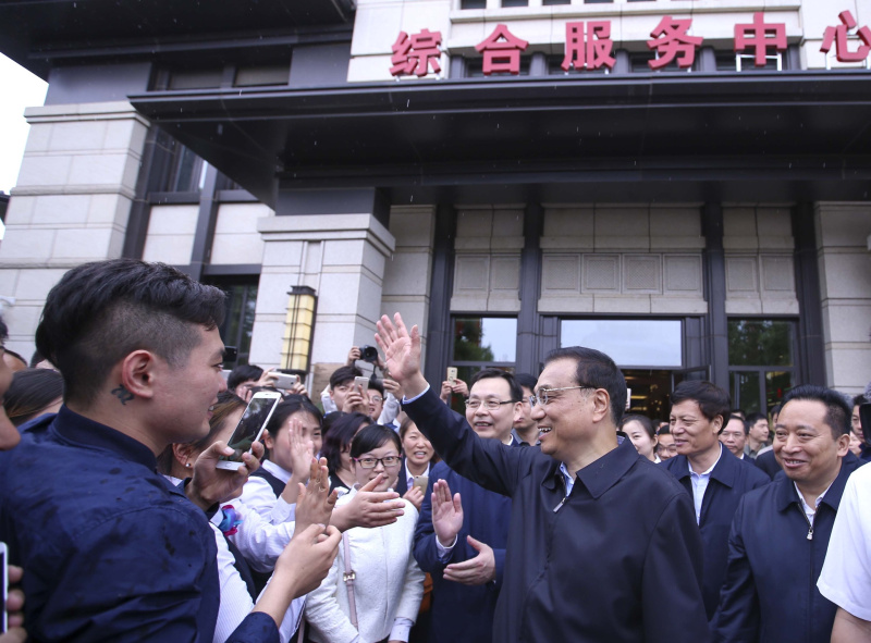 李克強冒雨察看“新”“舊”開封