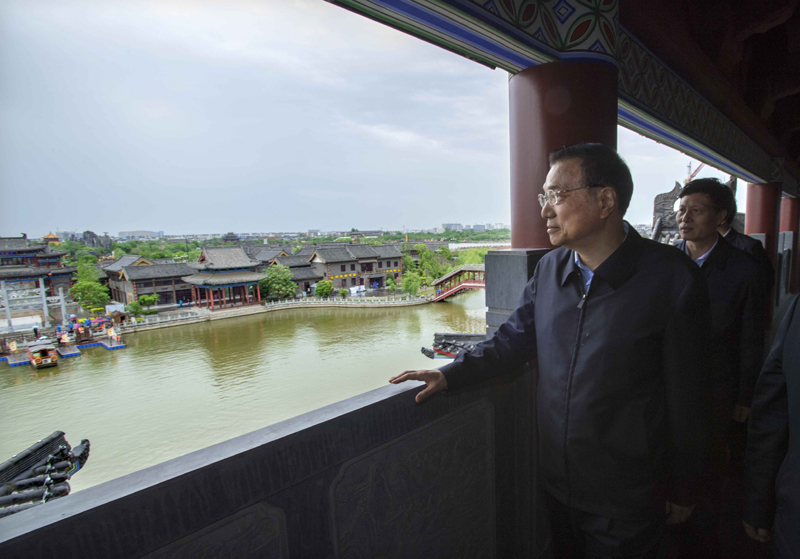 李克強冒雨察看“新”“舊”開封