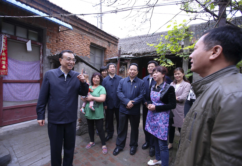 李克強冒雨察看“新”“舊”開封