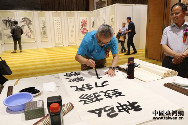 紀念全民族抗戰爆發80週年海峽兩岸書畫展在京舉行