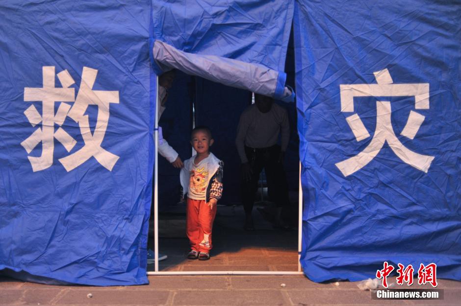 10月8日景谷縣永平鎮，救援工作井然有序，部分民眾已經住進救災帳篷。10月07日21時49分在雲南省普洱市景谷傣族彝族自治縣發生6.6級地震，震源深度5.0公里。截至8日清晨，地震已造成1人死亡，324人受傷。 任東 攝