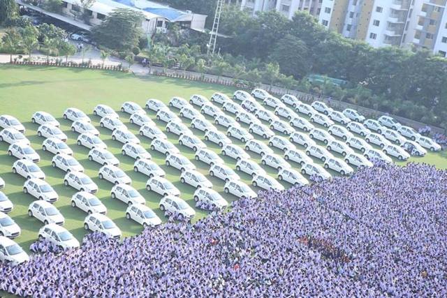 印度一家鑽石公司的老闆為員工準備的排燈節獎勵是汽車、住宅和珠寶。