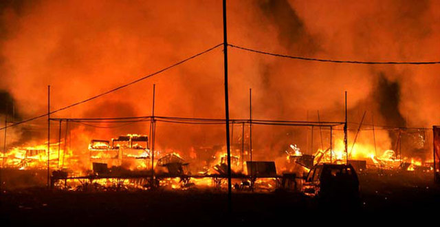 當地時間2014年10月21日，印度費爾達巴德，排燈節前夕，當地一個爆竹市場發生火災，超過230家店舖，以及20輛汽車被燒燬。