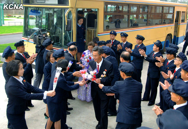 朝鮮教師住進高樓公寓 金正恩贈予住房證(組圖)