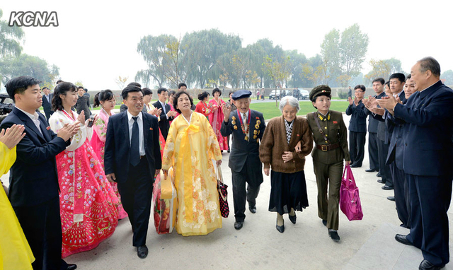 朝鮮教師住進高樓公寓 金正恩贈予住房證(組圖)