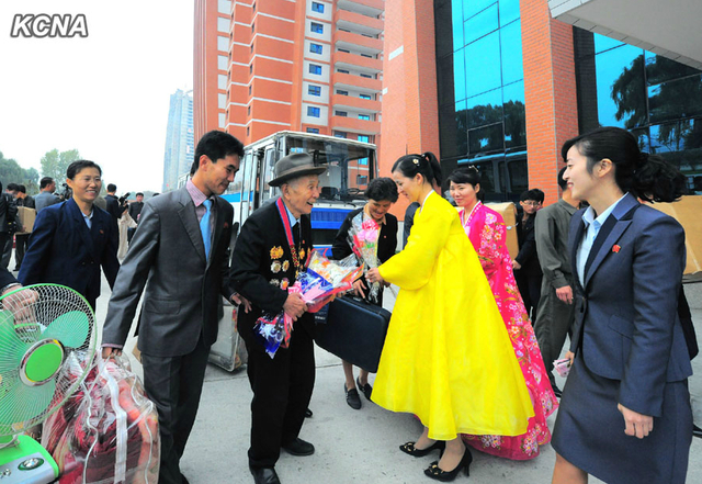 朝鮮教師住進高樓公寓 金正恩贈予住房證(組圖)