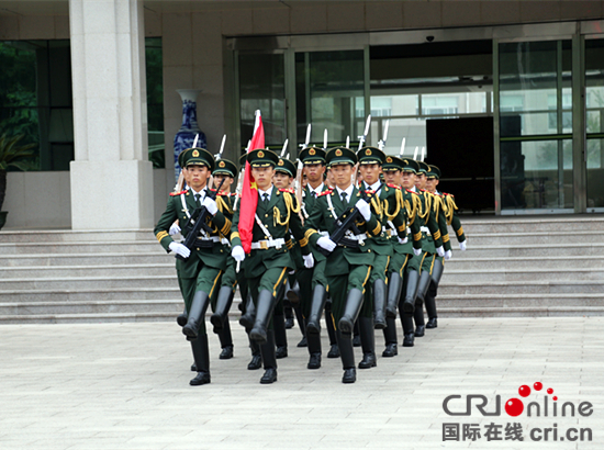 武警濱州支隊隆重慶祝建軍90週年_fororder_禮兵走向升旗臺.JPG