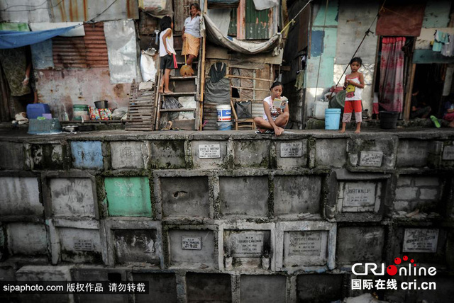 實拍菲律賓墓地貧民窟 墳墓旁居住玩耍與逝者為伴