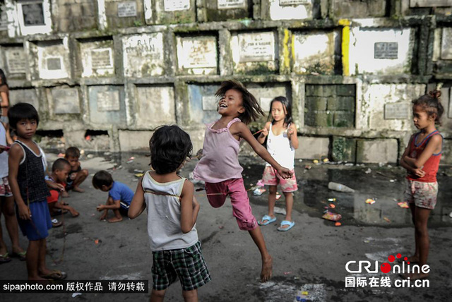 實拍菲律賓墓地貧民窟 墳墓旁居住玩耍與逝者為伴