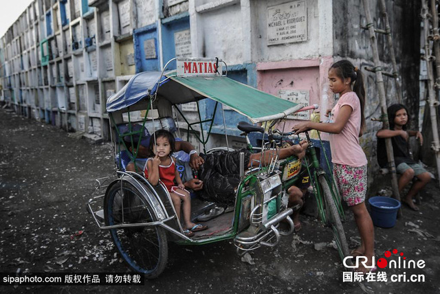 實拍菲律賓墓地貧民窟 墳墓旁居住玩耍與逝者為伴