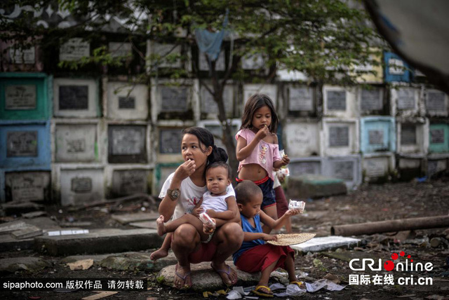 實拍菲律賓墓地貧民窟 墳墓旁居住玩耍與逝者為伴