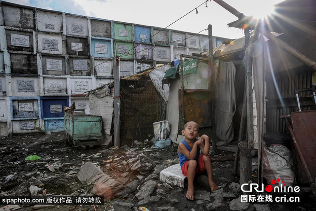 實拍菲律賓墓地貧民窟 墳墓旁居住玩耍與逝者為伴