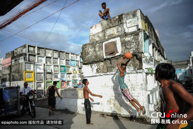 實拍菲律賓墓地貧民窟 墳墓旁居住玩耍與逝者為伴