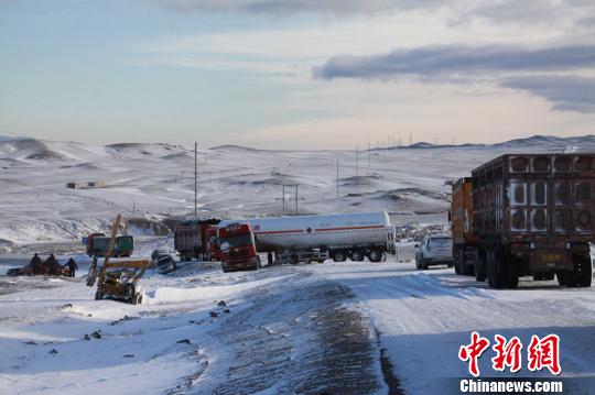 新疆托裏風區遭遇8級大風雪 25輛車96人被困