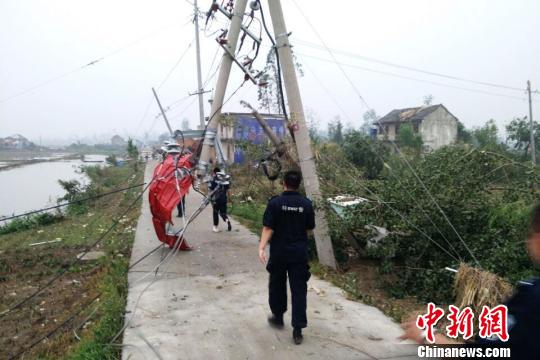 鹽城遭遇特大暴雨龍捲風 12級旋風襲擊“踏平”城鎮