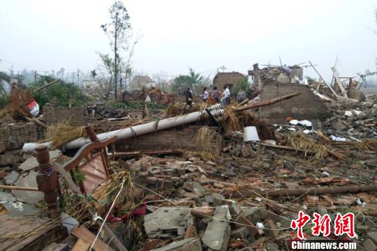 鹽城遭遇特大暴雨龍捲風 12級旋風襲擊“踏平”城鎮