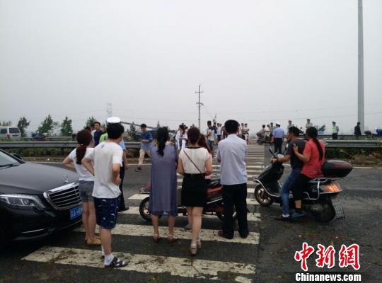 鹽城遭遇特大暴雨龍捲風 12級旋風襲擊“踏平”城鎮