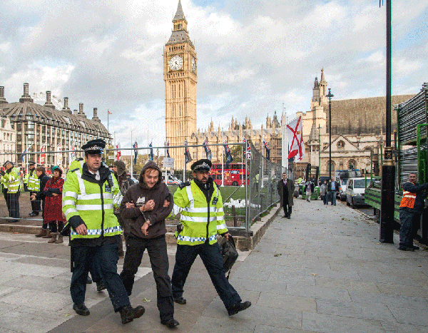 英國民眾倫敦街頭抗議民主失效 英美媒體集體失聲(圖)