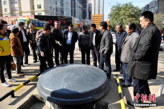 太原新建地埋式垃圾桶似大鍋引民眾圍觀(圖)