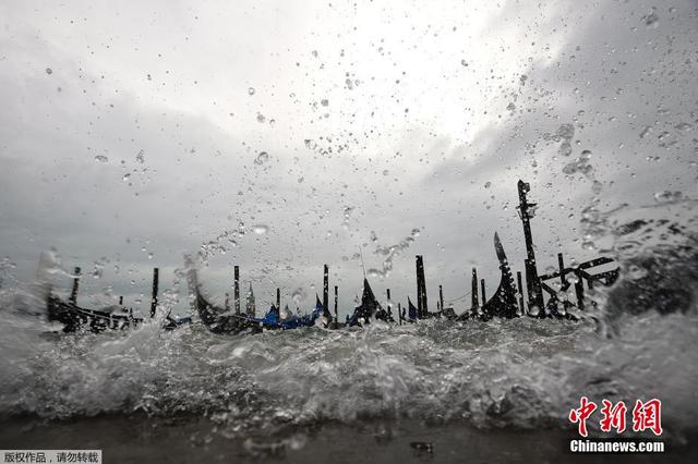 意大利威尼斯遭遇洪水 廣場被淹沒(圖)