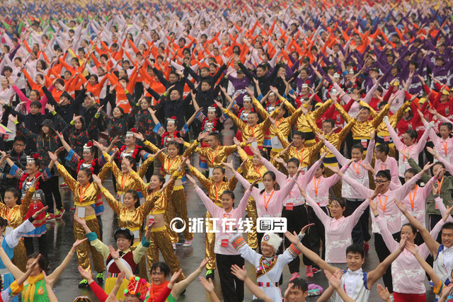 杭州3萬餘人冒雨齊跳排舞 成功挑戰吉尼斯(圖)