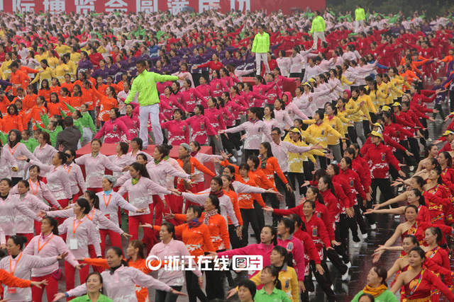 杭州3萬餘人冒雨齊跳排舞 成功挑戰吉尼斯(圖)