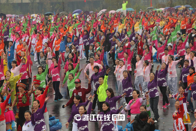 杭州3萬餘人冒雨齊跳排舞 成功挑戰吉尼斯(圖)