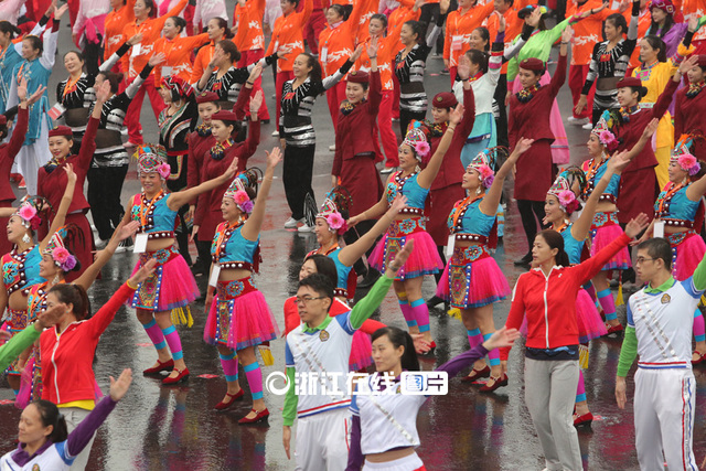 杭州3萬餘人冒雨齊跳排舞 成功挑戰吉尼斯(圖)