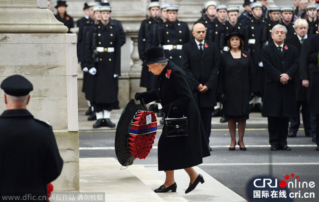 英女王向一戰陣亡將士紀念碑獻花圈