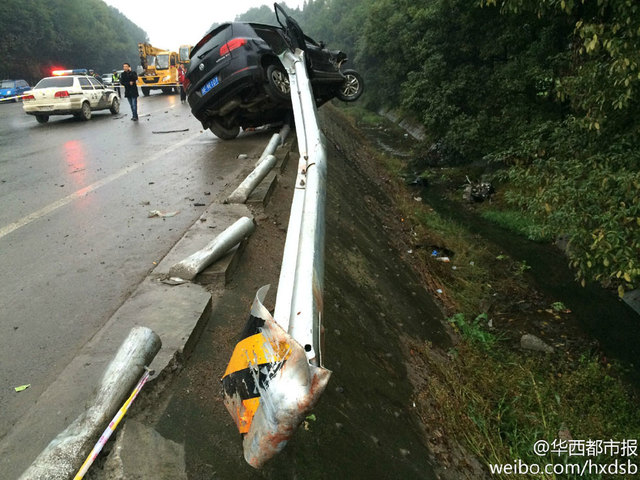 四川越野車撞人逃逸後再撞多人致4死