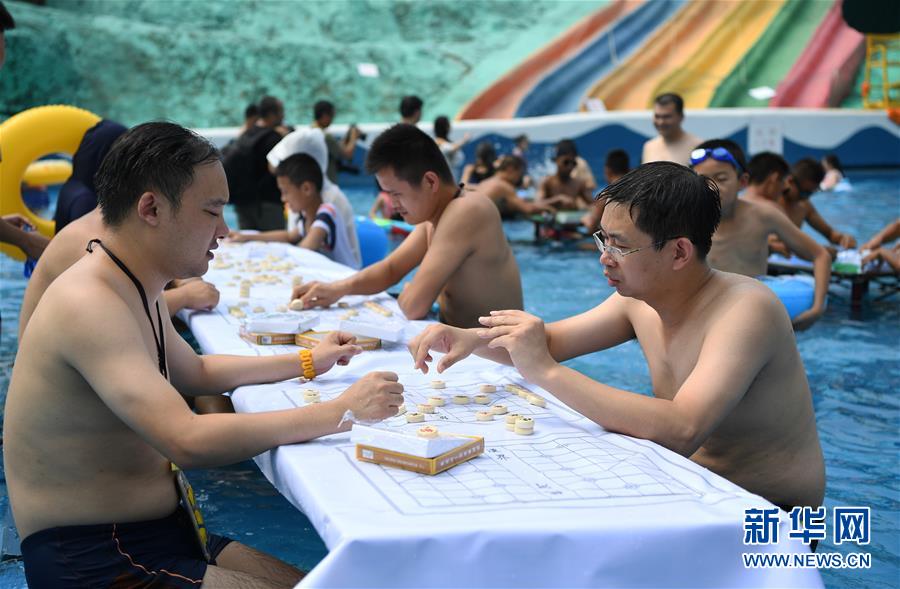 重慶：“水中棋牌”消酷暑