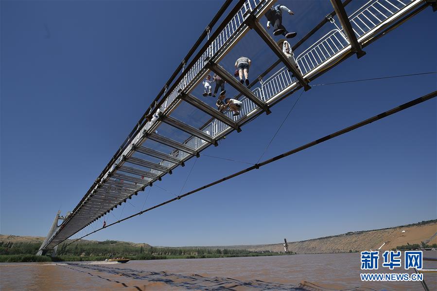 橫跨黃河玻璃橋 驚艷亮相沙坡頭