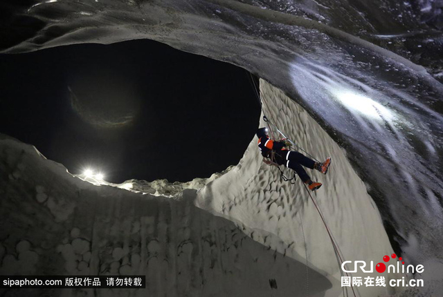 俄羅斯發現200米深火山口 冰雪覆蓋壯美如上帝傑作(圖)