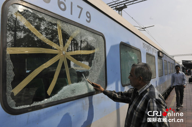 印度一列車遭暴徒襲擊 鐵路工人用膠帶粘玻璃(圖)