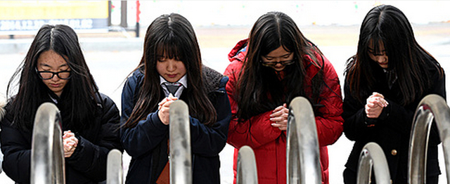 韓國高考第一天 學弟學妹下跪祈禱學長考高分(圖)