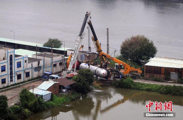 廣東一槽罐車倒車掉魚塘 化學氣體泄漏(圖)