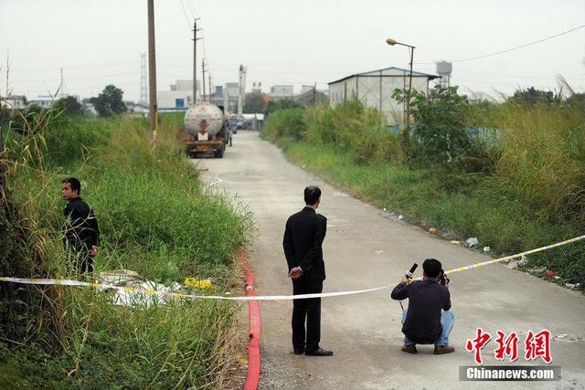 廣東一槽罐車倒車掉魚塘 化學氣體泄漏(圖)