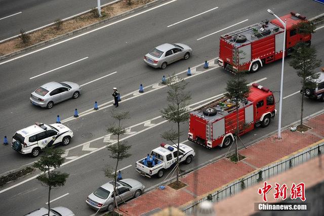 廣東一槽罐車倒車掉魚塘 化學氣體泄漏(圖)