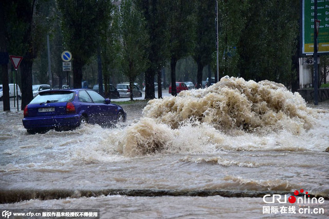 意大利米蘭遭洪水襲擊 民眾出行困難