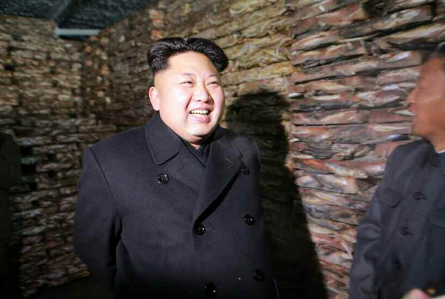 金正恩視察水産事業所 漁船上堆滿鮮魚 (圖)