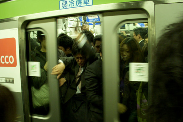 東京地鐵乘客過多致車廂玻璃破裂