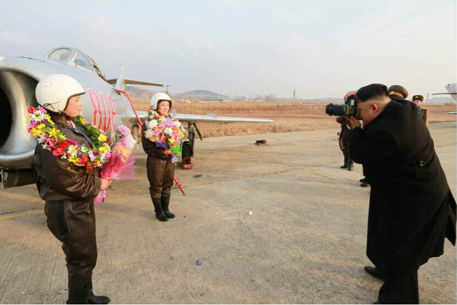 金正恩指導朝空軍女殲擊機飛行員訓練(圖)