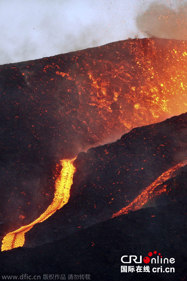 佛得角福古火山沉寂近20年後首次噴發